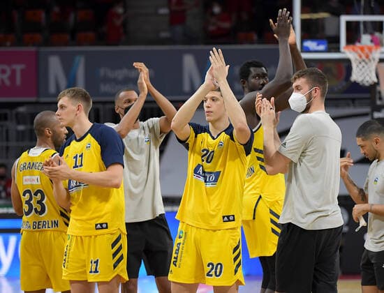 12 06 2021, xemx, basketball BBL playoff final, 3 matchday, FC Bayern Muenchen Alba Berlin emspor, v l team, players, cheer at the end of the match, celebrate at the end of the match Muenchen