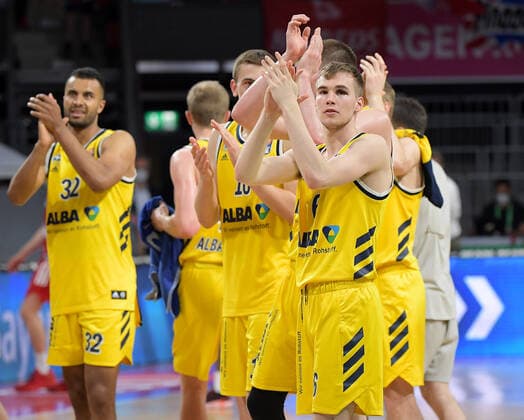 12 06 2021, xemx, basketball BBL playoff final, 3 matchday, FC Bayern Muenchen Alba Berlin emspor, v l team, players, cheer at the end of the match, celebrate at the end of the match Muenchen