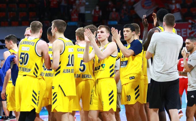 Alba Berlin cheers at the end, cheers, Mannshftsjubel, Schlussjubel Basketball, Easycredit BBL, FC Bayern Basketball Alba Berlin at Audi Dome on 12 06 2021, Playoff, Game 3, PHOTO Mladen Lackovic LakoPress