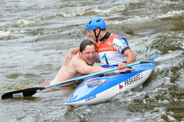 Bilder des Jahres 2021, Sport 06 Juni Sport Bilder des Tages June 12, 2021, Prague, Czech Republic: JIRI PRSKAVEC of Czech Republic with fans celebrates victory during the Men s K1 final at the Canoe Slalom World Cup 2021 at Troja water canal in Prague, Czech Republic. Prague Czech Republic - ZUMAr156 20210612_zap_r156_012 Copyright: xSlavekxRutax