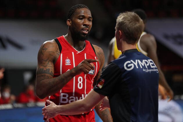 Jalen Reynolds Muenchen talking to the referee GER, FC Bayern Basketball vs Alba Berlin, Basketball, 1 Bundesliga, Playoffs 2020 2021, Final Game 3, 12 06 2021, GER, FC Bayern Basketball vs Alba Berlin, Basketball, 1 Bundesliga, Playoffs 2020 2021, Final Game 3, 12 06 2021, Muenchen Copyright: xEIBNER MarcelxEngelbrechtx EP_EER