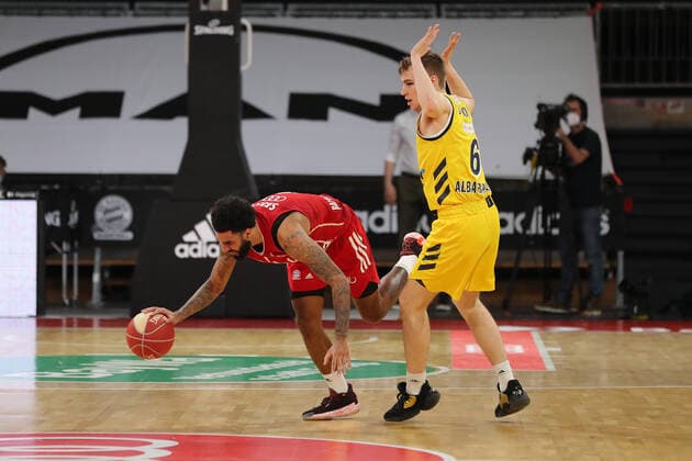Duel between Dennis Seeley Muenchen and Malte Delow Berlin GER, FC Bayern Basketball vs Alba Berlin, Basketball, 1 Bundesliga, Playoffs 2020 2021, Final Game 3, 12 06 2021, GER, FC Bayern Basketball vs Alba Berlin, Basketball, 1 Bundesliga, Playoffs 2020 2021, Final Game 3, 12 06 2021, Muenchen Copyright: xEIBNER MarcelxEngelbrechtx EP_EER