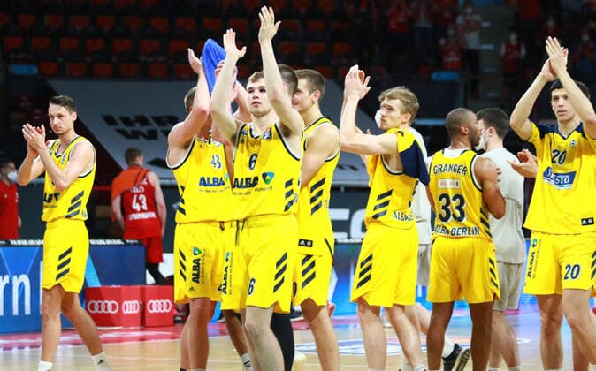 f l 8 Marcus Eriksson, 43 Luke Sikma, 6 Malte Delow, 33 Jayson Gr anger, 20 Simone Fontecchio Alba Berlin celebrate victory in Game 3 Basketball, Easycredit BBL, FC Bayern Basketball Alba Berlin at Audi Dome on 12 06 2021, Playoff, Game 3, PHOTO Mladen Lackovic LakoPress