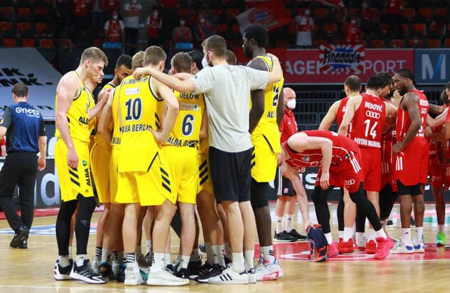 Frustration FCBB red and cheers Alba Berlin yellow, after end of game final cheers, team circle basketball, Easycredit BBL, FC Bayern Basketball Alba Berlin at Audi Dome on 12 06 2021, playoff, game 3, PHOTO Mladen Lackovic LakoPress