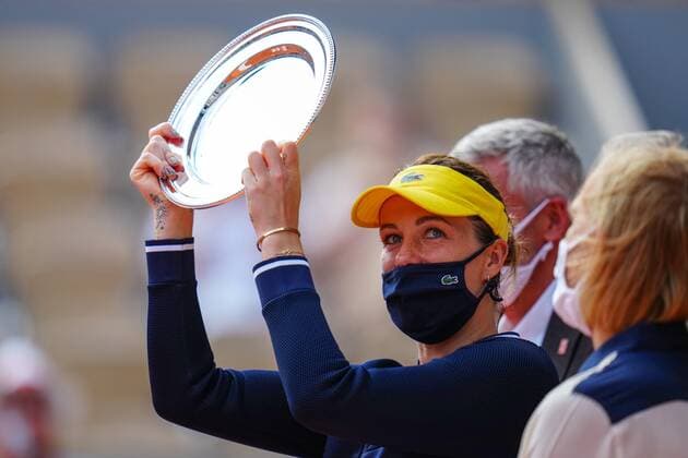 Mandatory Credit: Photo by Javier Garcia BPI Shutterstock (12058169bz) Anastasia Pavlyuchenkova holds aloft the runners-up trophy after the Women s Singles final French Open Tennis, Day Fourteen, Roland Garros, Paris, France - 12 Jun 2021 French Open Tennis, Day Fourteen, Roland Garros, Paris, France - 12 Jun 2021  Copyright: xJavierxGarcia BPI Shutterstockx 12058169bz