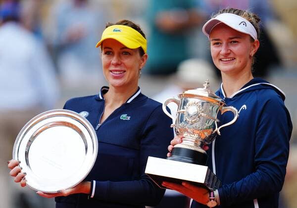 Mandatory Credit: Photo by Javier Garcia BPI Shutterstock (12058169dc) Anastasia Pavlyuchenkova and Barbora Krejcikova after the Women s Singles final French Open Tennis, Day Fourteen, Roland Garros, Paris, France - 12 Jun 2021 French Open Tennis, Day Fourteen, Roland Garros, Paris, France - 12 Jun 2021  Copyright: xJavierxGarcia BPI Shutterstockx 12058169dc