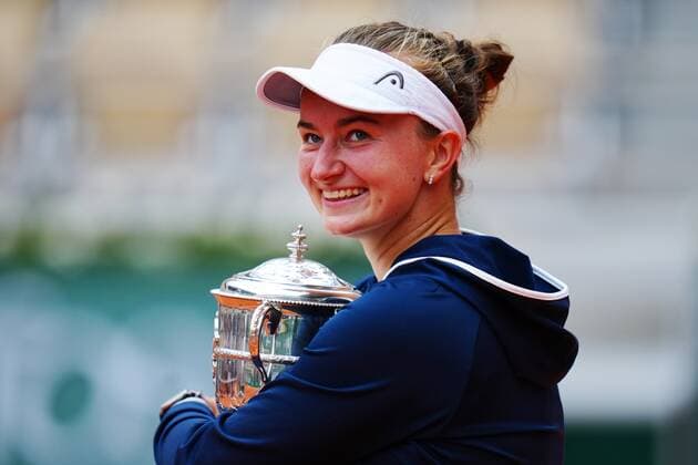 Sport Bilder des Tages Mandatory Credit: Photo by Javier Garcia BPI Shutterstock (12058169dt) Barbora Krejcikova celebrates with the Suzanne-Lenglen cup after victory in the Women s Singles final French Open Tennis, Day Fourteen, Roland Garros, Paris, France - 12 Jun 2021 French Open Tennis, Day Fourteen, Roland Garros, Paris, France - 12 Jun 2021  Copyright: xJavierxGarcia BPI Shutterstockx 12058169dt