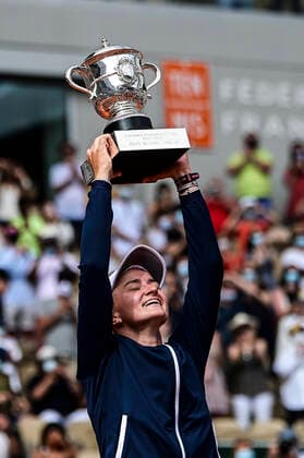 Barbora Krejcikova (Cze) brandissant le trophee TENNIS : Internationaux de France Roland Garros 2021 - Finale Femmes - Paris - 12 06 2021 JBAutissier Panoramic 
