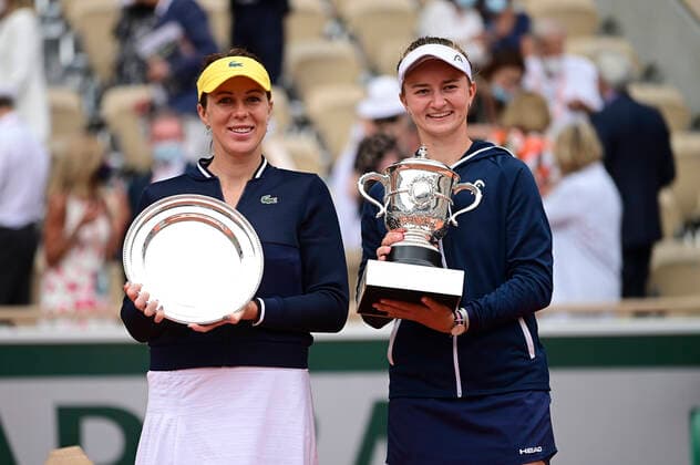 Barbora Krejcikova (Cze) et Anastasia Pavlyuchenkova (Rus) posant avec leur trophee TENNIS : Internationaux de France Roland Garros 2021 - Finale Femmes - Paris - 12 06 2021 JBAutissier Panoramic 