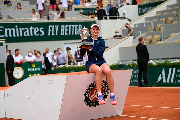 Barbora Krejcikova (Cze) posant avec le trophee TENNIS : Internationaux de France Roland Garros 2021 - Finale Femmes - Paris - 12 06 2021 JBAutissier Panoramic 