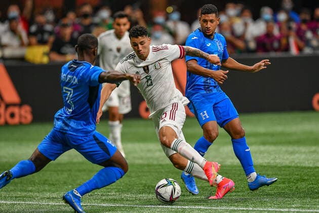 ATLANTA, GA Ã JUNE 12: Mexico midfielder Jorge Sanchez (8) moves between two defenders during the International Friendly, LÃ¤nderspiel, Nationalmannschaft match between Honduras and Mexico on June 12th, 2021 at Mercedes-Benz Stadium in Atlanta, GA. (Photo by Rich von Biberstein Icon Sportswire) SOCCER: JUN 12 Mexico v Honduras Icon210612006
