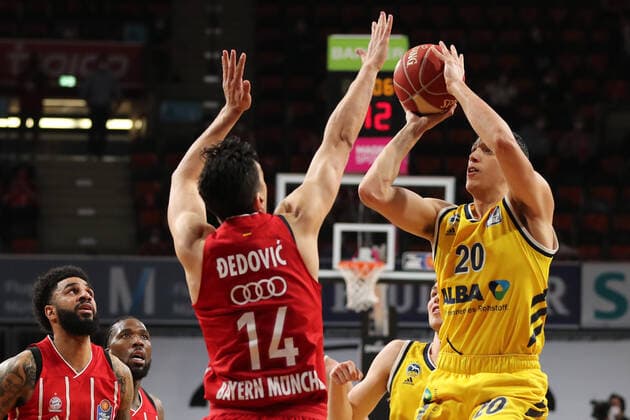 Nihad Dedovic Muenchen tries to block Simone Fontecchio Berlin GER, FC Bayern Basketball vs Alba Berlin, Basketball, 1 Bundesliga, Playoffs 2020 2021, Final Game 3, 12 06 2021, GER, FC Bayern Basketball vs Alba Berlin, Basketball, 1 Bundesliga, Playoffs 2020 2021, Final Game 3, 12 06 2021, Muenchen Copyright: xEIBNER MarcelxEngelbrechtx EP_EER