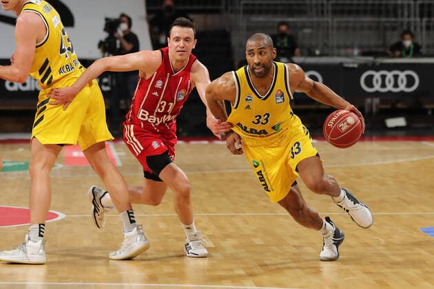 Duel between Zan Sisko Munich and Jayson Granger Berlin GER, FC Bayern Basketball vs Alba Berlin, Basketball, 1 Bundesliga, Playoffs 2020 2021, Final Game 3, 12 06 2021, GER, FC Bayern Basketball vs Alba Berlin, Basketball, 1 Bundesliga, Playoffs 2020 2021, Final Game 3, 12 06 2021, Munich Copyright: xEIBNER MarcelxEngelbrechtx EP_EER