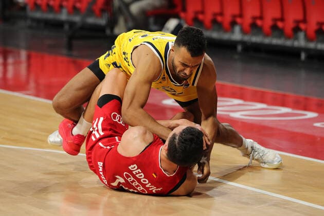 Johannes Thiemann Berlin in duel with Nihad Dedovic Muenchen GER, FC Bayern Basketball vs Alba Berlin, Basketball, 1 Bundesliga, Playoffs 2020 2021, Final Game 3, 12 06 2021, GER, FC Bayern Basketball vs Alba Berlin, Basketball, 1 Bundesliga, Playoffs 2020 2021, Final Game 3, 12 06 2021, Muenchen Copyright: xEIBNER MarcelxEngelbrechtx EP_EER