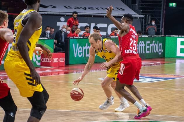 Luke Sikma 43 Alba Berlin , JaJuan Johnson 25 FC Bayern , FC Bayern Basketball vs Alba Berlin, BBL Playoffs, Final, 13 06 2021 Muenchen Bayern Germany Copyright: xkolbert-press UlrichxGamelx