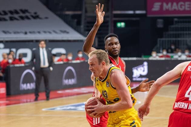 Luke Sikma 43 Alba Berlin , JaJuan Johnson 25 FC Bayern , FC Bayern Basketball vs Alba Berlin, BBL Playoffs, Final, 13 06 2021 Muenchen Bayern Germany Copyright: xkolbert-press UlrichxGamelx