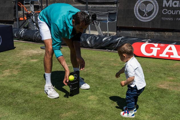 Marin Cilic CRO throws a ball to his son Baldo Germany, Stuttgart, 13 06 2021, Tennis, ATP250, MercedesCup 2021, Final, Marin Cilic CRO Felix Auger Aliassime CAN , TC Weissenhof Foto A2 Bildagentur Peter Hartenfelser