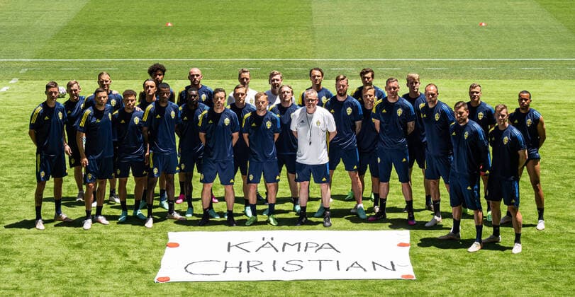 Bilder des Jahres 2021, Sport 06 Juni Sport Bilder des Tages 210613 In this handout photo from the Swedish Football Association players and coaching staff of the Swedish national football team pose with a banner saying Kämpa Christian (Get well Christian) in a gesture towards Christian Eriksen of Denmark at a training session during the UEFA EURO, EM, Europameisterschaft,Fussball 2020 Football Championship on June 13, 2021 in Sevilla. Photo: Andreas Hard SvFF Handout BILDBYRAN JM0135 bbeng fotboll football soccer fotball fotbolls-em europamästerskap em uefa euro uefa european football championship euro 2020 träning practice training sverige sweden sverige a Christian Eriksen Danmark *** 210613 In this handout photo from the Swedish Football Association players and coaching staff of the Swedish national football team pose with a banner saying Kämpa Christian Get well Christian in a gesture towards Christian Eriksen of Denmark at a training session during the UEFA Euro 2020 Football Championship on June 13, 2021 in Sevilla Photo Andreas Hard SvFF Handout BILDBYRAN JM0135 bbeng fotboll football soccer fotball fotbolls em europamästerskap em uefa euro uefa european football championship euro 2020 träning practice training sverige sweden sverige a Christian Eriksen Danmark,  Copyright: ANDREASxHARD BB210613BB793