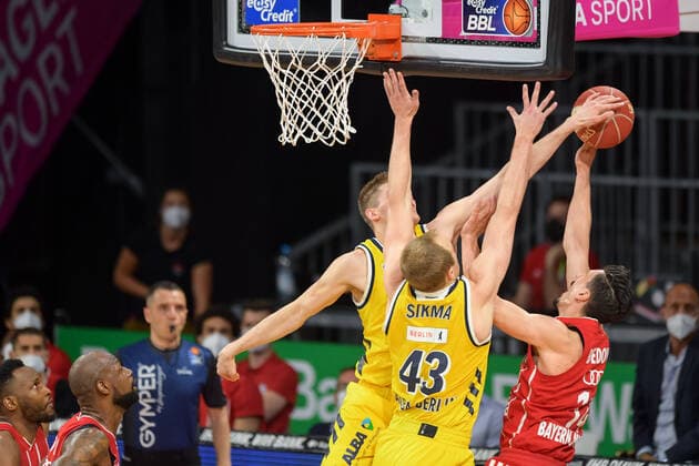 Basketball, BBL, 20210613, FC Bayern München Alba Berlin In the picture Ben LAMMERS Alba Berlin, 50 and Luke SIKMA Alba Berlin, 43 block Nihad DJEDOVIC FC Bayern München, 14 Munich Audi Dome Bayern Germany Copyright: Passion2Press MarkusxFischerx