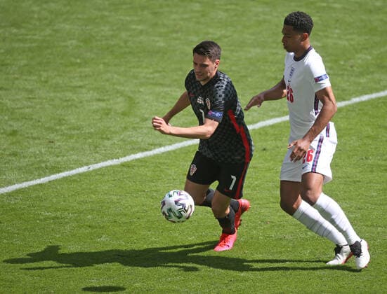 England v Croatia UEFA EURO, EM, Europameisterschaft,Fussball 2020 Jude Bellingham of England and Josip Brekalo of Croatia during the UEFA Euro 2020 Group D match at Wembley Stadium, London Content Not Available For UK Newspapers Copyright: xPaulxChestertonx FIL-15601-0116