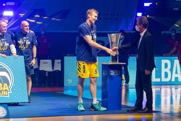 Niels Giffey 5 Alba Berlin takes the cup, FC Bayern Basketball vs Alba Berlin, BBL Playoffs, Final, 13 06 2021 Muenchen Bayern Germany Copyright: xkolbert-press UlrichxGamelx