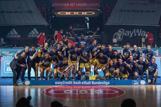 Basketball, BBL, 20210613, FC Bayern Munich Alba Berlin In the picture Alba Berlin celebrates the championship group picture award cup presentation Munich Audi Dome Bayern Germany Copyright: Passion2Press MarkusxFischerx