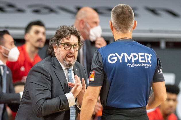 Head Coach Andrea Trinchieri FC Bayern in discussion with the referee, FC Bayern Basketball vs Alba Berlin, BBL Playoffs, Final, 13 06 2021 Muenchen Bayern Germany Copyright: xkolbert-press UlrichxGamelx