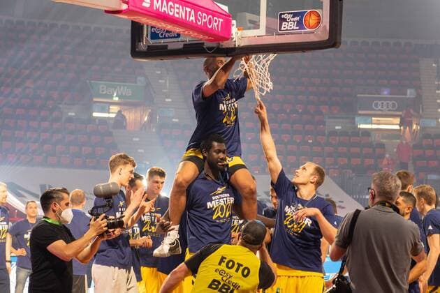 Alba Berlin cuts the net from the basket, FC Bayern Basketball vs Alba Berlin, BBL Playoffs, Final, 13 06 2021 Muenchen Bayern Germany Copyright: xkolbert-press UlrichxGamelx
