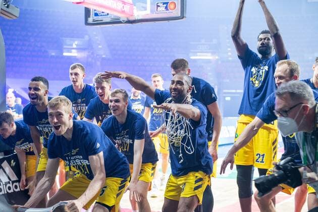Team Alba Berlin celebrates its victory, FC Bayern Basketball vs Alba Berlin, BBL Playoffs, Final, 13 06 2021 Muenchen Bayern Germany Copyright: xkolbert-press UlrichxGamelx