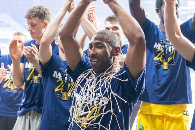 Jayson Granger 33 Alba Berlin with the cut net around his neck, FC Bayern Basketball vs Alba Berlin, BBL Playoffs, Final, 13 06 2021 Muenchen Bayern Germany Copyright: xkolbert-press UlrichxGamelx