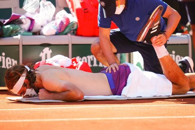 Mandatory Credit: Photo by Javier Garcia BPI Shutterstock (12058233fu) Stefanos Tsitsipas receiving treatment during the Men s Singles final French Open Tennis, Day Fifteen, Roland Garros, Paris, France - 13 Jun 2021 French Open Tennis, Day Fifteen, Roland Garros, Paris, France - 13 Jun 2021  Copyright: xJavierxGarcia BPI Shutterstockx 12058233fu