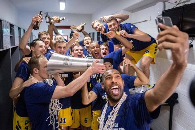 Bilder des Jahres 2021, Sport 06 Juni Sport Bilder des Tages Basketball MÂ¸nchen 13.06.2021 1. Bundesliga easyCredit BBL Saison 2020 2021 Playoffs Finale Spiel 4 FC Bayern MÂ¸nchen - Alba Berlin Alba Berlin ist deutscher Meister 2021 Jubel in der Kabine Jayson Granger (Alba Berlin, No.33) Selfie *** Basketball MÂ¸nchen 13 06 2021 1 Bundesliga easyCredit BBL season 2020 2021 playoffs final game 4 FC Bayern MÂ¸nchen Alba Berlin Alba Berlin is German champion 2021 cheering in the dressing room Jayson Granger Alba Berlin, No 33 selfie.