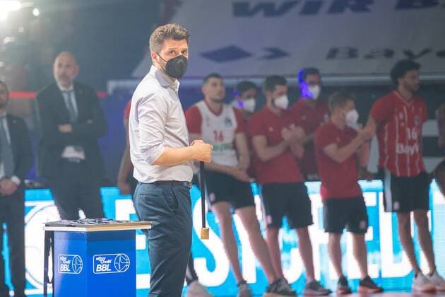 FCBB Managing Director Marco Pesic FC Bayern distributing medals to his team, FC Bayern Basketball vs Alba Berlin, BBL Playoffs, Final, 13 06 2021 Muenchen Bayern Germany Copyright: xkolbert-press UlrichxGamelx