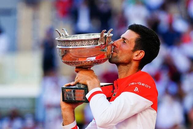Sport Bilder des Tages Mandatory Credit: Photo by Javier Garcia BPI Shutterstock (12058233jj) Novak Djokovic celebrates with the Musketeers Trophy after winning the Men s Singles final French Open Tennis, Day Fifteen, Roland Garros, Paris, France - 13 Jun 2021 French Open Tennis, Day Fifteen, Roland Garros, Paris, France - 13 Jun 2021  Copyright: xJavierxGarcia BPI Shutterstockx 12058233jj