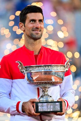 joie de Novak Djokovic (srb) posant avec le trophee TENNIS : Internationaux de France Roland Garros 2021 - Finale Hommes - Paris - 13 06 2021 JBAutissier Panoramic 