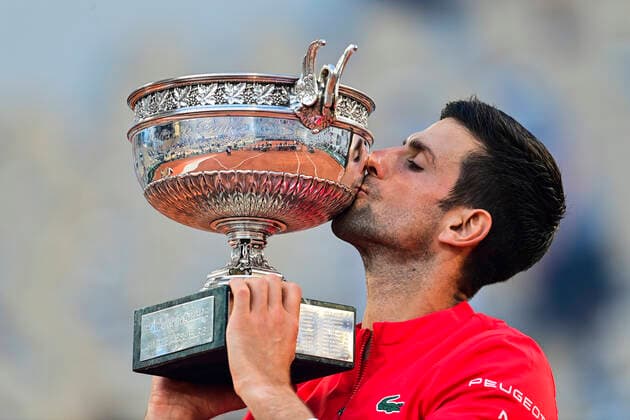 joie de Novak Djokovic (srb) embrassant le trophee TENNIS : Internationaux de France Roland Garros 2021 - Finale Hommes - Paris - 13 06 2021 JBAutissier Panoramic 