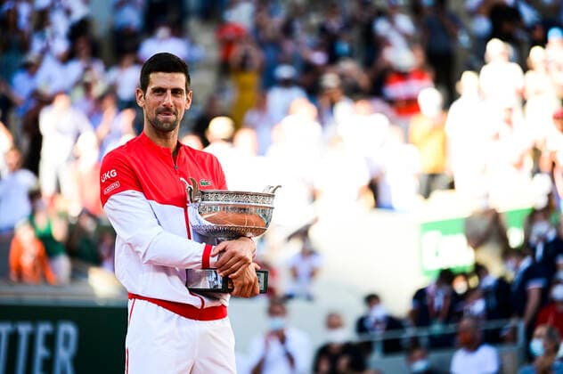 joie de Novak Djokovic (srb) posant avec le trophee TENNIS : Internationaux de France Roland Garros 2021 - Finale Hommes - Paris - 13 06 2021 JBAutissier Panoramic 
