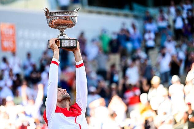 joie de Novak Djokovic (srb) posant avec le trophee TENNIS : Internationaux de France Roland Garros 2021 - Finale Hommes - Paris - 13 06 2021 JBAutissier Panoramic 