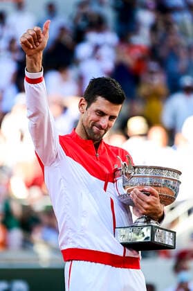 joie de Novak Djokovic (srb) posant avec le trophee TENNIS : Internationaux de France Roland Garros 2021 - Finale Hommes - Paris - 13 06 2021 JBAutissier Panoramic 