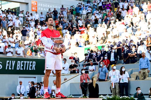 joie de Novak Djokovic (srb) posant avec le trophee TENNIS : Internationaux de France Roland Garros 2021 - Finale Hommes - Paris - 13 06 2021 JBAutissier Panoramic 