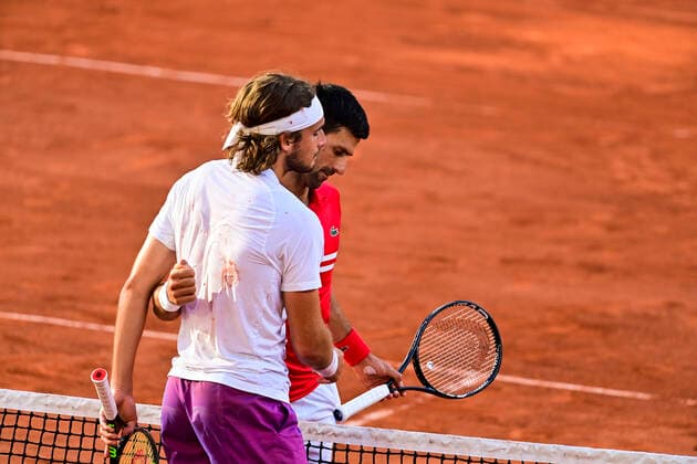 Accolade Novak Djokovic (srb) Stefanos Tsitsipas (Gre) en fin de match TENNIS : Internationaux de France Roland Garros 2021 - Finale Hommes - Paris - 13 06 2021 JBAutissier Panoramic 
