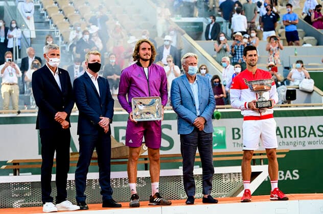 Gilles Moretton - president de la FFT - Jim Courier Stefanos Tsitsipas (Gre) - Bjorn Borg et Novak Djokovic (srb) posant avec leur trophee TENNIS : Internationaux de France Roland Garros 2021 - Finale Hommes - Paris - 13 06 2021 JBAutissier Panoramic 