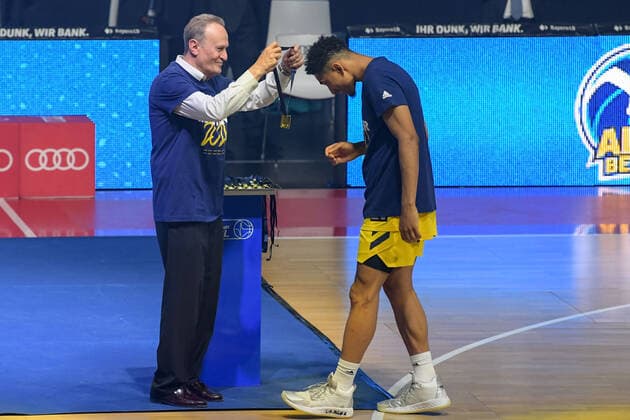 Basketball, BBL, 20210613, FC Bayern München Alba Berlin In the picture Head Coach of Alba Berlin Alejandro GARCIA RENESES hands over medal Maodo LO Alba Berlin, 0 Munich Audi Dome Bayern Germany Copyright: Passion2Press MarkusxFischerx