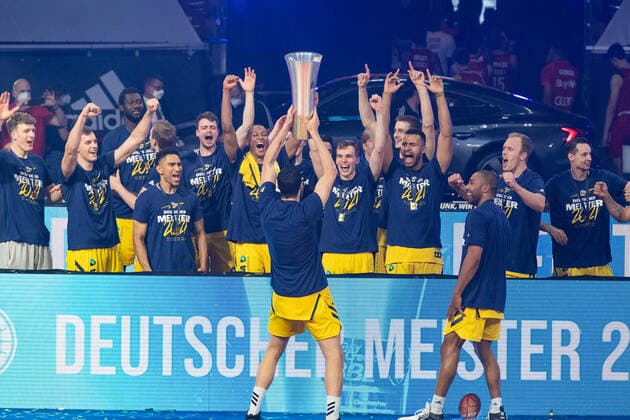 Basketball, BBL, 20210613, FC Bayern München Alba Berlin Im Bild Berlin bejubelt Meisterschaft Pokal München Audi Dome Bayern Deutschland Copyright: Passion2Press MarkusxFischerx