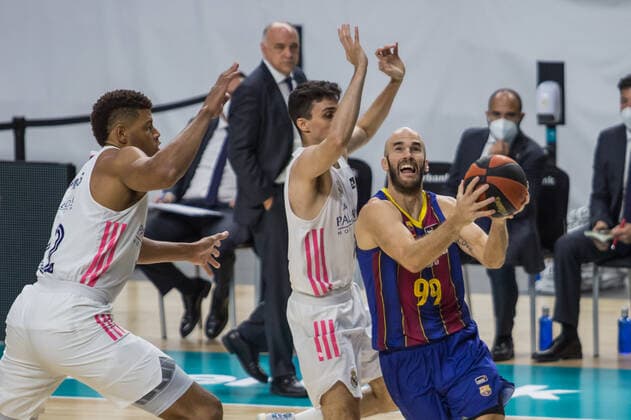 Spain: Real Madrid - FC Barcelona, Barca Nick Calathes (right) during FC Barccelona victory over Real Madrid (75 - 89) in Liga Endesa finals series (game 1) celebrated in Madrid (Spain) at Wizink Center. June 13th 2021. Madrid Madrid Spain WiZink Center Copyright: JuanxCarlosxGarcíaxMate