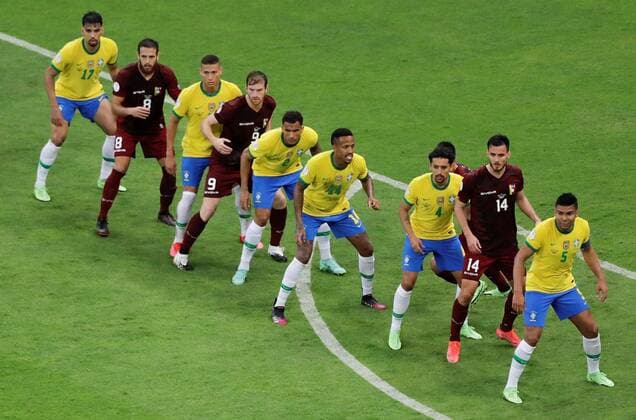 Players from Brazil and Venezuela prepare to receive a free kick today, in a Copa America match between the national teams of Brazil and Venezuela at the Mane Garrincha stadium in Brasilia, Brazil 13 June 2021. Brazil - Venezuela !ACHTUNG: NUR REDAKTIONELLE NUTZUNG!  Copyright: xJoedsonxAlvesx AMDEP4121 20210614-637592264548332960