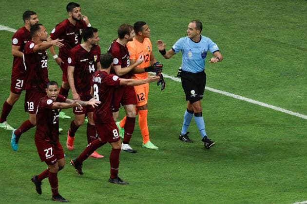 Venezuelan players complain to referee Daniel Ostojich today, in a Copa America match between the Brazilian and Venezuelan teams at the Mane Garrincha stadium in Brasilia, Brazil. 13 June 2021. Brazil - Venezuela !ACHTUNG: NUR REDAKTIONELLE NUTZUNG!  Copyright: xJoedsonxAlvesx AMDEP4131 20210614-637592275759078145