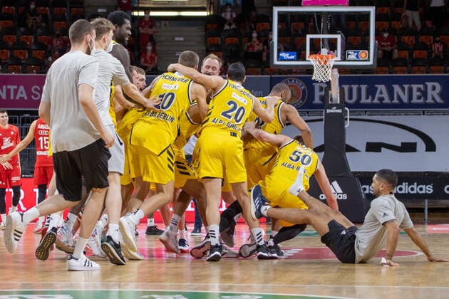 ALBA Berlin players after end of game basketball, Bayern Berlin, BBL playoff, final, 4 game, 2020 2021 season, on 13 6 2021 in Munich, A U D I D O M E, Germany Source Copyright Credit Oryk HAIST xx