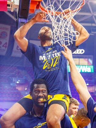 Berlins GRANGER on the back of Berlins KOUMADJE cuts down net Basketball, Bayern Berlin, BBL playoff, final, 4 game, 2020 2021 season, on 13 6 2021 in Munich, A U D I D O M E, Germany Source Copyright Credit Oryk HAIST xx