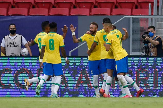 (210614) -- BRASILIA, June 14, 2021 -- Brazil s Neymar (C) celebrates his goal with teammates during the Group B match between Brazil and Venezuela at the 2021 Copa America in Brasilia, Brazil, June 13, 2021. Lucio Tavora) (SP)BRAZIL-BRASILIA-FOOTBALL-COPA AMERICA-BRAZIL VS VENEZUELA e LUCIOxTAVORA 